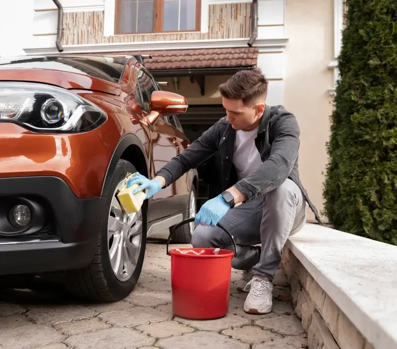 Lavage auto à domicile La Sauvetat-de-Savères : professionnel intervenant sur un véhicule